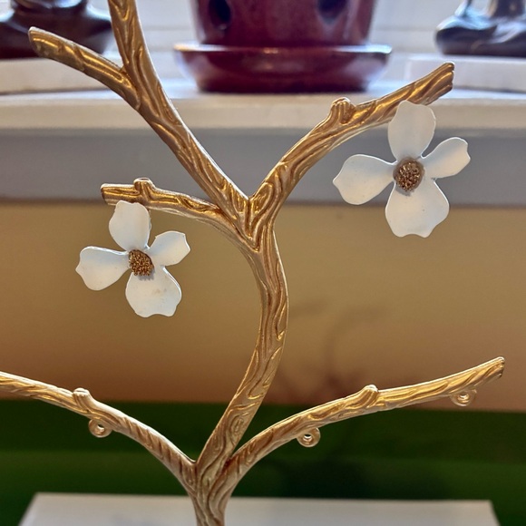 Chic White Flower Earrings - Picture 3 of 3